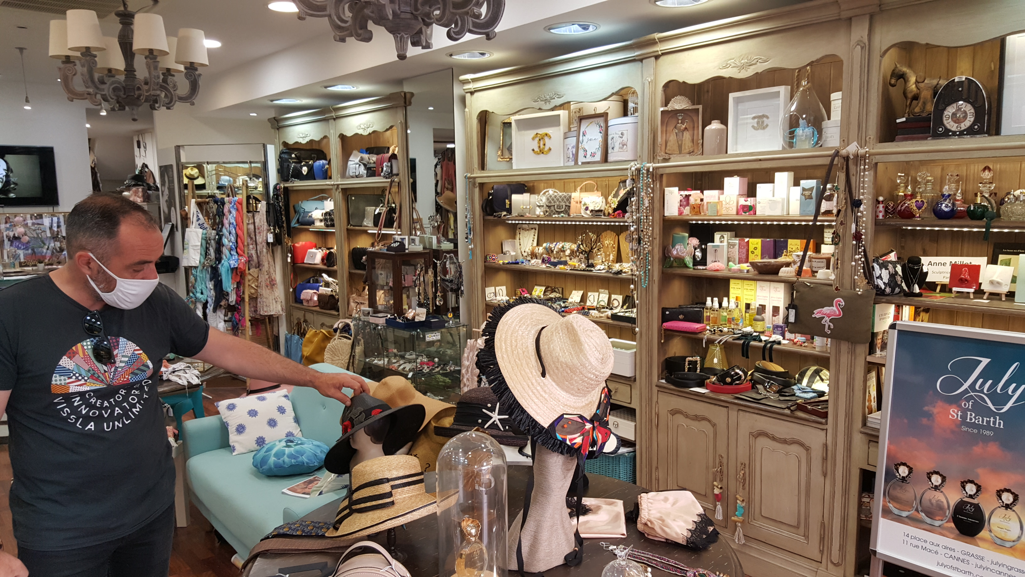 Commerçant local exposant ses produits dans le cadre de "Grasse à vos commerces"